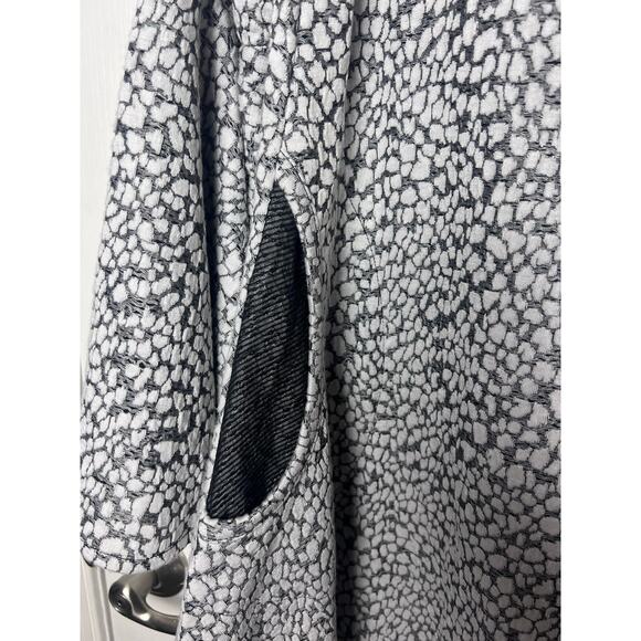 For HER nyc Shirt Bell Sleeve Flowy Long Gray White Top Pockets Size Small - Picture 3 of 9